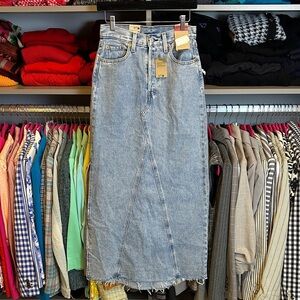 Levi’s blue raw hem side slit maxi denim skirt size 24/00 NWT